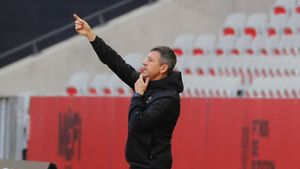 Adrian Ursea, prima victorie pe banca lui Nice. Echipa antrenorului român a câștigat în inferioritate numerică