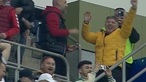 Actorul din Las Fierbinți care s-a bucurat ca un copil la golul lui Florinel Coman în FCSB - CFR Cluj. E nelipsit de pe Arena Națională la meciurile roș-albaștrilor | FOTO