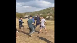 Bătaie incredibilă pe teren în ligile inferioare din România! Şi-au cărat pumni şi picioare, iar "vedeta" a fost o "namilă" ce părea Hulk: "Bă, lasă-l, bă! Ce se bat ăştia! Ai filmat?" | VIDEO