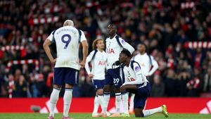 Echipa lui Radu Drăgușin, călcată în picioare de liderul Arsenal în derby-ul Londrei