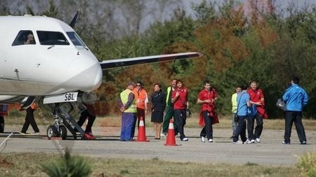 În anonimat la Craiova! **Steliștii, luați la mișto de niște muncitori: 'Iar vă schimbă Gigi antrenorul'