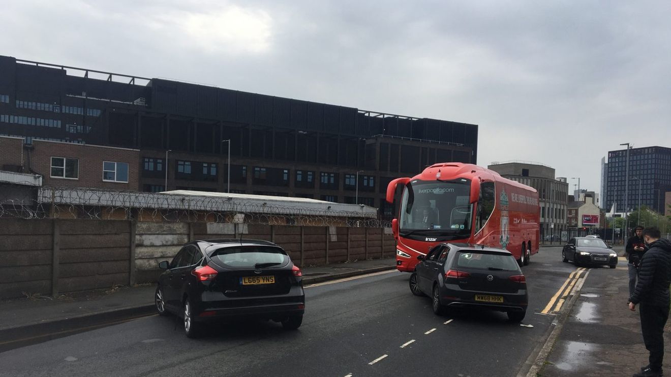 Fanii lui United au blocat autocarul celor de la Liverpool și i-au tăiat cauciucurile! Derby „nebun” pe Old Trafford. S-au marcat șase goluri