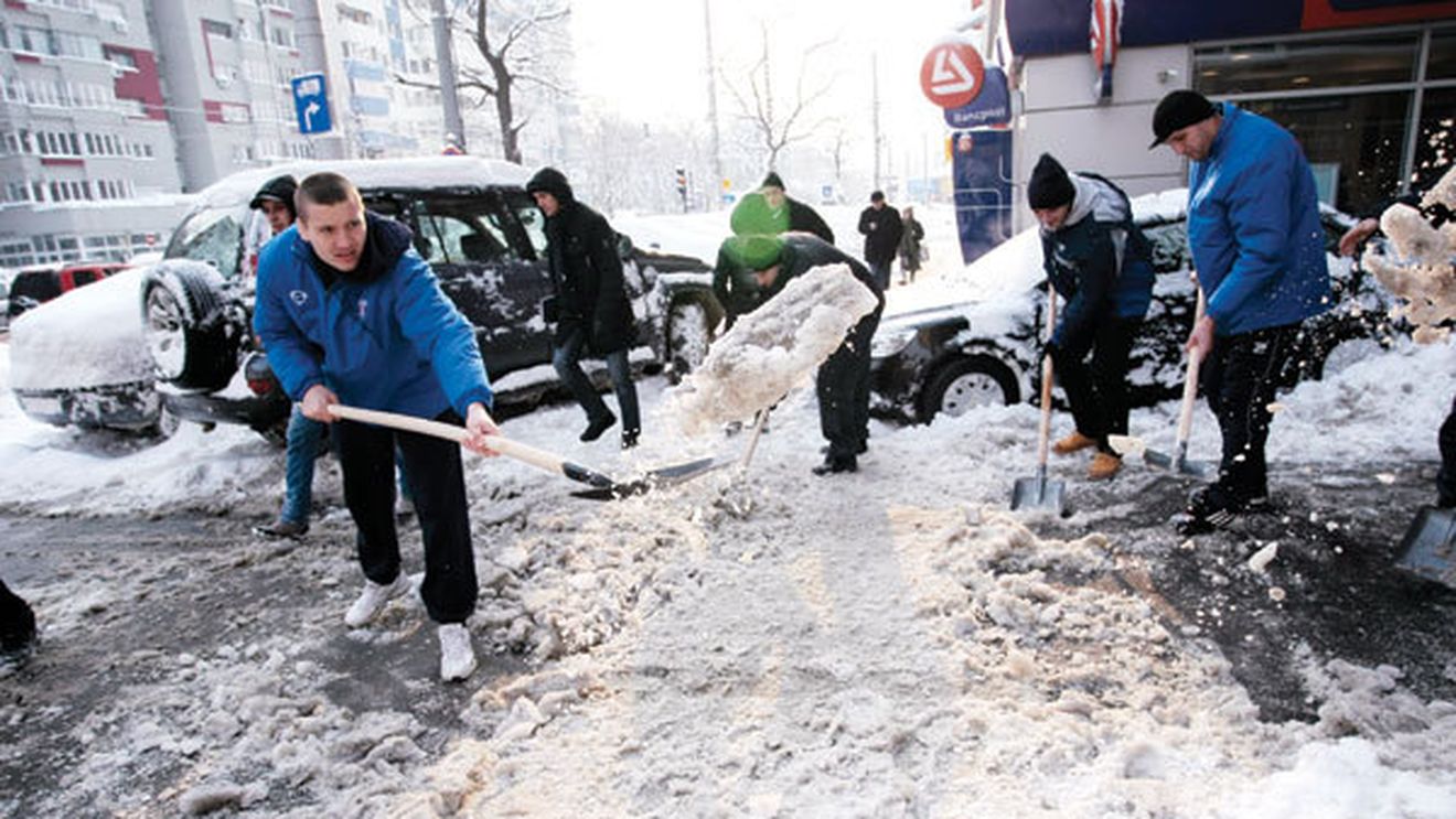 Sportivii SMURD!** 200 de rugbiști au ieșit în stradă pentru a deszăpezi spitalele din Sectorul 1