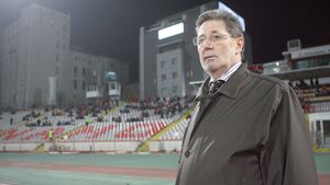 Cornel Dinu a "luat foc" când a auzit că Mircea Lucescu a intrat în vestiarul FCSB: "Nu te așezi lângă unul care distruge fotbalul de câțiva ani". Nici Vergil Andronache nu a scăpat: "E un extraterestru adus la banca lui FCSB Becaliuța"