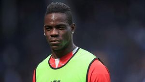 Balotelli nu are liniște nici la noua echipă. Fotbalistul ajuns gratis la Nice este călcat în picioare de o legendă a lui Liverpool: „Tot este prea scump"