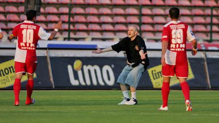 "Dați jos tricourile!"**