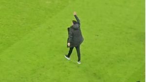 Imagini senzaționale cu Claudiu Niculescu adulat de fanii lui Dinamo! Gestul nebun al lui Florentin Petre când fostul său coleg a fost chemat să o înjure pe Steaua!