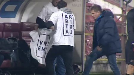 CFR Cluj - CSM Poli Iași 1-0. Golul lui Deac îl readuce pe Dan Petrescu pe primul loc! Scene incredibile: Stoican a fost trimis în tribune, jucătorii oaspeților n-au mai vrut să reia jocul. Eugen Trică a îmbrăcat un tricou cu un mesaj "altfel"