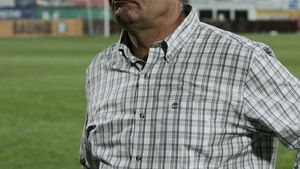 "Nea Mircea e fanatic!** Se gândește la fotbal 25 de ore din 24!"