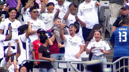 S-a dus îmbrăcat cu tricoul Barcelonei în mijlocul fanilor lui Real Madrid, iar la scurt timp a fost pedepsit. Imagini virale la Campionatul Mondial al Cluburilor