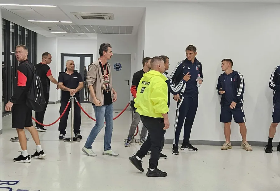 Aurel Arion, în haină crem, la un meci din trecut, merge la vestiare 