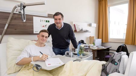 Așa își respectă jucătorii cluburile mari ale Europei! Gest superb al Borussiei Dortmund: un fotbalist de 18 ani a semnat prelungirea chiar de pe patul de spital