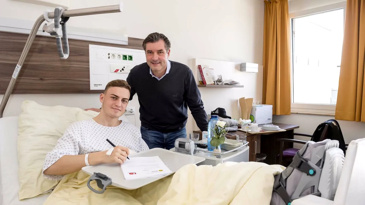 Așa își respectă jucătorii cluburile mari ale Europei! Gest superb al Borussiei Dortmund: un fotbalist de 18 ani a semnat prelungirea chiar de pe patul de spital