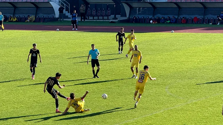 A cincea victorie la rând pentru Chindia, 3-0 în amicalul cu Flacăra Moreni. Leo Grozavu, ”auto-menajat” pentru meciul cu Târgu Mureș, în clinciuri cu puținii spectatori de la Târgoviște