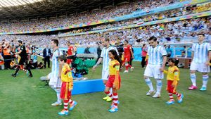 VIDEO | Iranienii s-au grăbit să-l "dezbrace" pe Messi încă dinaintea meciului. Cererea căpitanului asiaticilor, surprinsă de camerele TV