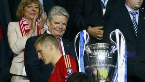 Schweinsteiger a "paralizat"!** Explicația neamțului după ce l-a lăsat cu mâna întinsă pe președintele Germaniei!