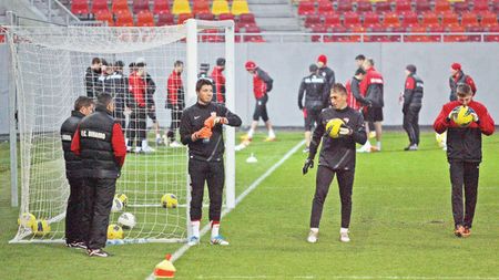 Dinamo a avut parte de o surpriză la primul antrenament pe National Arena!** Ciobi, obligat să protejeze gazonul