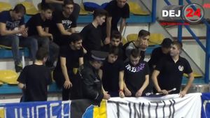 Poliția a intervenit la un meci de volei pentru a îndepărta un banner cu mesajul "Ținutul secuiesc nu există". Explicația acțiunii: "Cine sunteți voi, să vă dați cu părerea?"