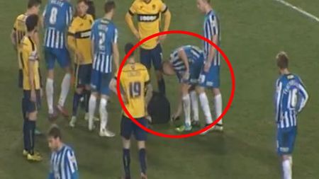 Asta e cea mai cinică glumă din fotbal. VIDEO | Arbitrului i-a căzut spray-ul din buzunar, un fotbalist a avut o idee incredibilă