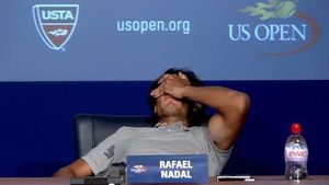 VIDEO Momente de GROAZĂ‚ pentru Nadal!** S-a prăbușit de pe scaun la o conferință de presă, din cauza unor crampe puternice