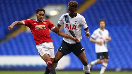 OFICIAL | Fundașul trecut pe la Manchester City și Manchester United a ajuns în Liga 1: "Știe fotbal!"