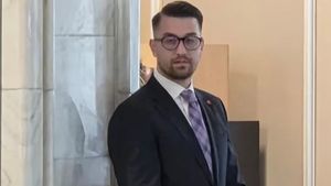 Imaginea zilei din Parlamentul României. Cine e tânărul care privea cu admirație spre Anghel Iordănescu și spre generația Steaua ‘86