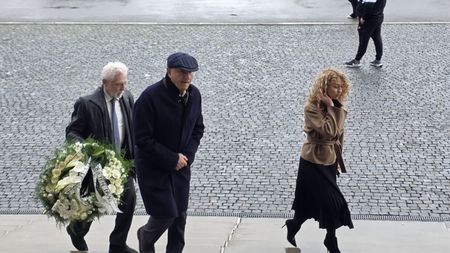 Afaceristul George Copos a venit prin ploaie pentru a-l comemora pe Mircea Lucescu, prietenul cu care a scris istorie în Giulești