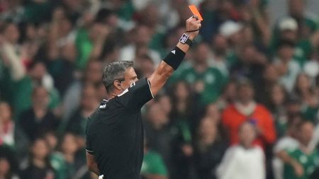 Noua regulă FIFA, încălcată iar: s-a dat ROȘU în Mexic - Ecuador 2-0. Ce s-a întâmplat