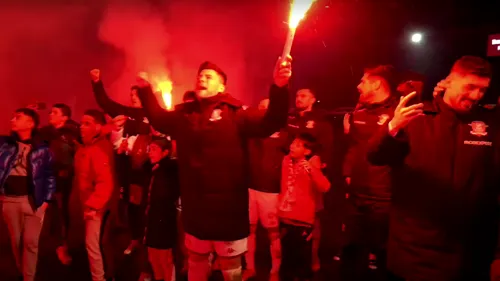 Imagini senzaționale cu fotbaliştii Rapidului sărbătorind victoria cu Dinamo alături de galerie, în Giuleşti! Aşteptați de ultrași ca după un trofeu