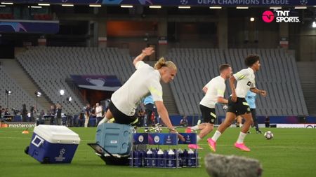 Erling Haaland, la un pas de o accidentare stupidă la ultimul antrenament dinaintea finalei Ligii Campionilor, Manchester City - Inter! Norvegianul s-a prăvălit și a fost cules de pe jos | VIDEO
