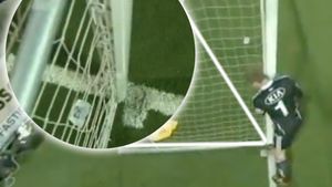 VIDEO **Un portar din prima ligă suedeză, cercetat pentru că a micșorat poarta:)