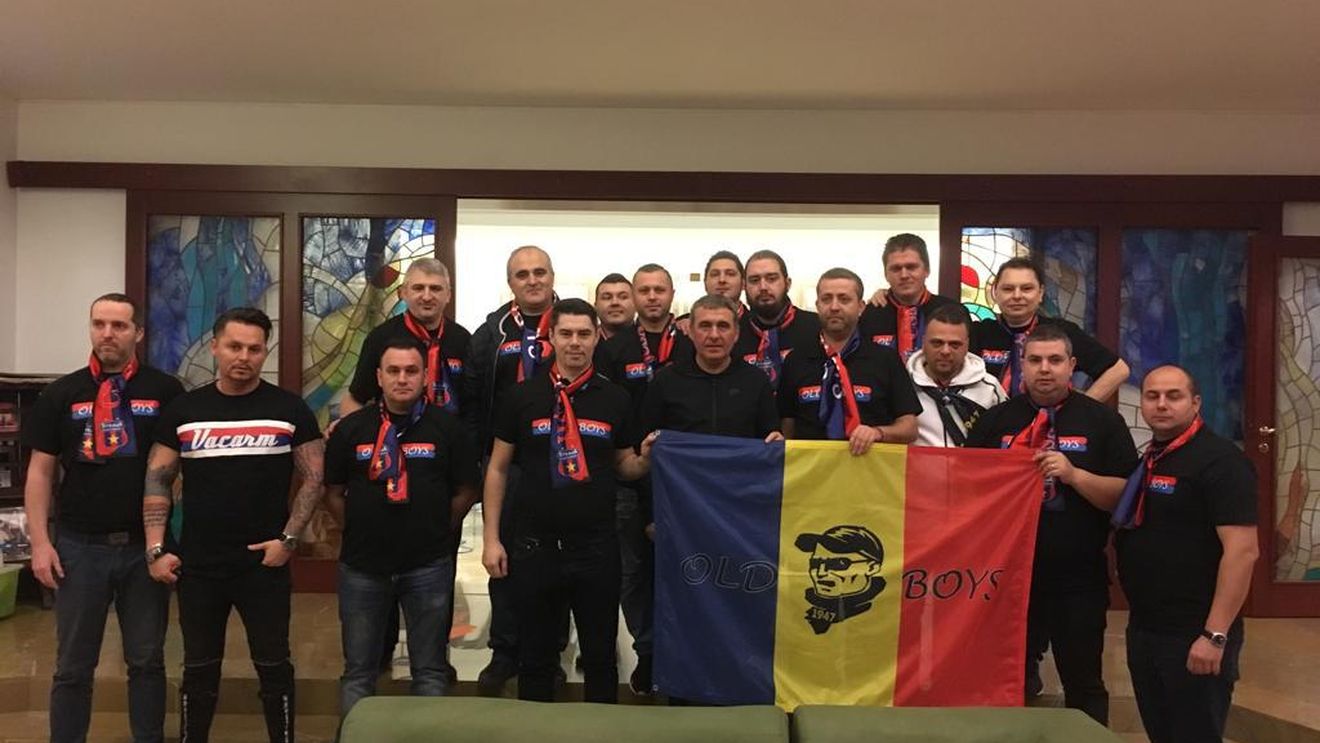 FOTO | Gică Hagi, stelist cu "certificat". Ce cadou unic a primit "Regele" de la suporterii Stelei, în ziua în care a împlinit 54 de ani