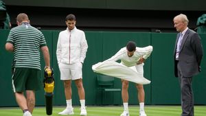 Novak Djokovic, omul bun la toate la Wimbledon! Ce gest a putut face sârbul în timpul meciului din primul tur | VIDEO