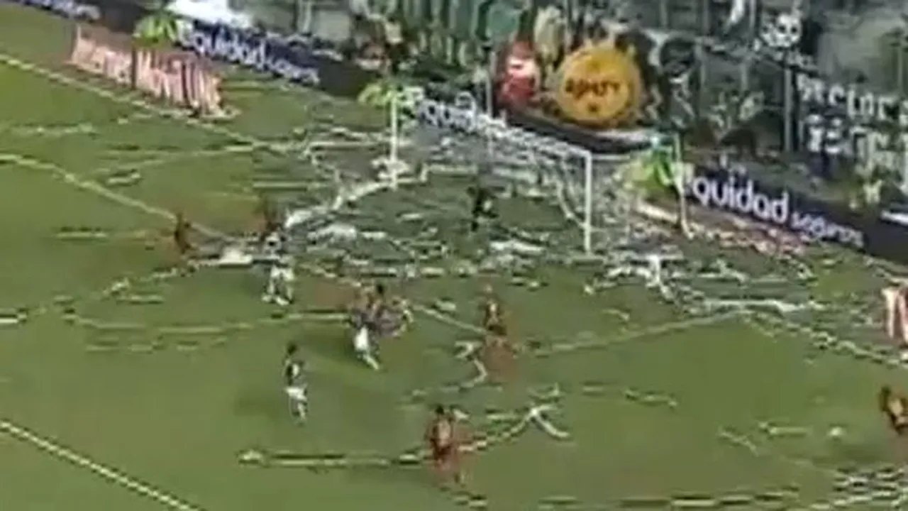 VIDEO Acesta e cel mai tare hat-trick reușit vreodată într-un derby:** goluri din foarfecă și de la mijlocul terenului