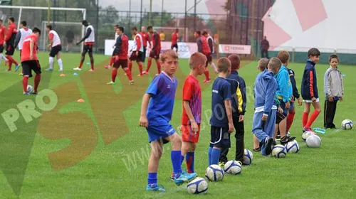 FOTO: Jucătorii lui Dinamo s-au antrenat cot la cot cu…niște puști de 10 ani :)