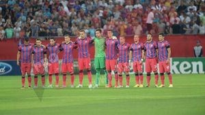 Moment oribil în startul partidei dintre Steaua și Legia! Arbitrul Rizzoli, dezgustat de reacția fanilor de pe Național Arena