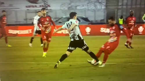 Ce nu a văzut arbitrul din teren și nici Istvan Kovacs din camera VAR în U Cluj – Gloria Buzău 2-1. Atacul lui Artean, care putea să-i rupă piciorul adversarului: nu s-a dat nici măcar fault!