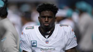 Cel mai ciudat proces. Modelul care își vinde pozele și face o avere l-a dat în judecată pe milionar pentru că i-a rupt piciorul, desi apoi s-au iubit