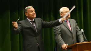 Încă o dovadă a HAOSULUI de la FRF: "Nașul", strâns cu ușa!** FIFA intervine peste Sandu în cazul UTA