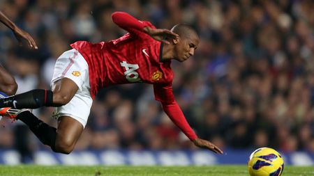 VIDEO** Jucătorii lui United au parte de un tratament "drăcesc" la Istanbul! Ce i-a făcut un fan turc lui Ashley Young în mijlocul nopții