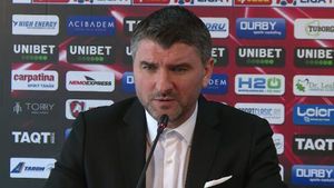 Adrian Mihalcea, ironizat de un fost coleg din „Groapă”. E cel mai longeviv antrenor de la Dinamo. Cu siguranță mai rămâne o lună!”