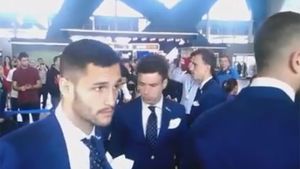 UPDATE | Naționala României a ajuns la hotel. Cum arată mâna lui Florin Andone. Diseară, "tricolorii" vor susține primul antrenament