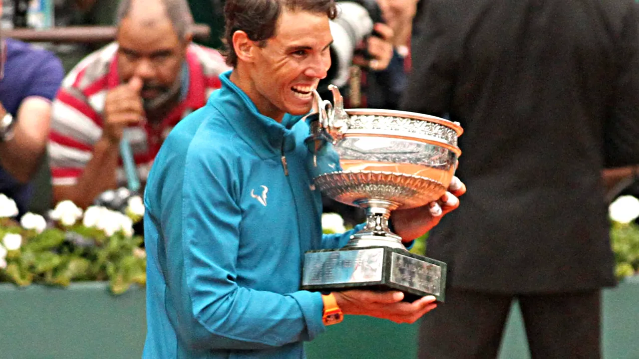 SÃ­, e UndÃ©cima! Rafael Nadal a câștigat pentru a 11-a oară Roland Garros-ul. L-a DOMInat pe Thiem, dar a trecut eroic, cu mari emoții, linia de finiș, după un incident bizar. Filmul unei finale memorabile, care aduce un nou record. Corespondență din Paris