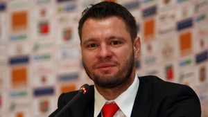 Marius Niculae, surprins alături de o tânără de 19 ani. FOTO Cine e noua iubită a fostului fotbalist