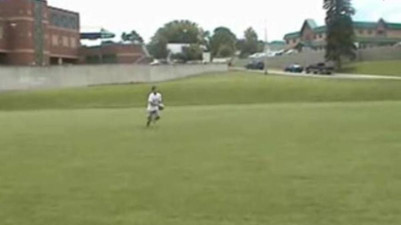 VIDEO** Mai tare ca Ogăraru și Riise! Un englez a bătut recordul mondial la aruncarea de la margine