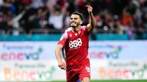 Dinamo l-a cedat gratis pe Lamine Ghezali! „Câinii” au păstrat un procent dintr-o eventuală revânzare a francezului. EXCLUSIV