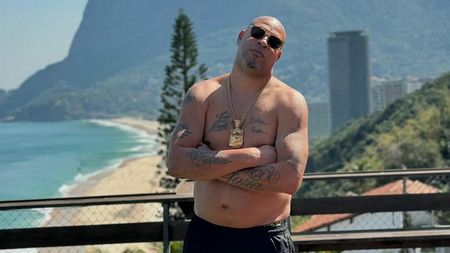 Ce s-a ales de celebrul milionar. A fost filmat beat și desculț pe străzile unui cartier rău famat