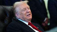 Donald Trump a anunțat că a salvat lumea de o criză economică, iar cea mai dură reacție a venit imediat: „E ori prost, ori nebun”