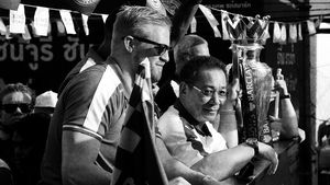 O echipă devastată. Jucătorii lui Leicester sunt la pământ după dispariția patronului: "Ești o legendă. Ne-ai demonstrat că imposibilul e posibil. Îți păsa enorm de club și de comunitatea locală". Mesajele emoționante postate de Vardy, Schmeichel și restul echipei