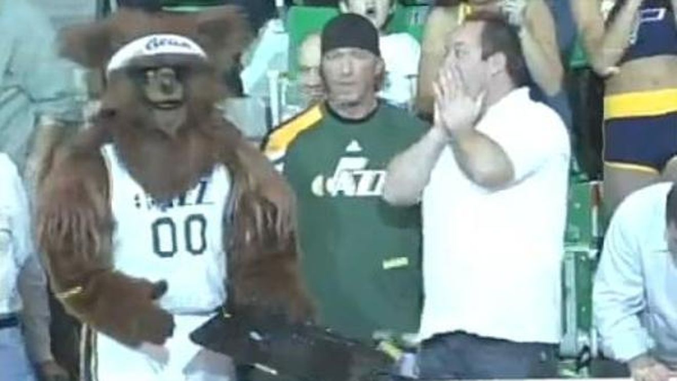 VIDEO Asta e clar cea mai neîndemânatică mascotă!** Spectatorii "au gustat" momentul!